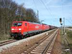 189 057 und 189 035 fahren mit einem beachtlichen Gterzug in den Bahnhof Martensdorf bei Stralsund ein. (15.04.07)