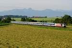 Der morgendliche M 79060 von Kufstein nach München HBF steht momentan bei Eisenbahnfreunden hoch im Kurs, kommt hier doch die NX-Wagen-Garnitur als Ersatz für einen Meridian-Triebzug zum Einsatz. Der Lokeinsatz gleicht auch hier einer täglichen Lotterie, das gesamte für Lokomotion zur Verfügung stehende Fahrzeugspektrum kann zum Einsatz kommen - von der altehrwürdigen 139 bis hin zur neuesten Vectron-Maschine. In Haus stehen immer ein paar Fotografen bereit, um die Leistung zu erwarten, alle in der Hoffnung, dass eine Lok aus Bundesbahn-Zeiten davor gespannt ist. Diese wird zumeist enttäuscht. So auch am 08. Juli 2016, als 189 905 für diesen Dienst eingeteilt war. 