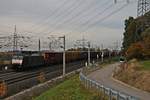 Mit einem Containerzug fuhr am 24.10.2015 die MRCE/SBB Cargo ES 64 F4-806 (189 806-3) auf der SFS Schliengen - Haltingen kurz vor dem Katzenbergtunnel in Richtung Basel.