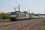 Durchfahrt am 04.05.2016 von MRCE/LTE ES 64 F4-113 (189 113-4) mit ihrem Containerzug (Weil am Rhein Ubf - Rotterdam Waalhaven) in Müllheim (Baden) in Richtung Freiburg (Breisgau).