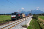 189 211 und 193 777 fahren mit einem Containerzug bei Bernau in Richtung München, aufgenommen am 29.