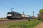 Mit einem Containerzug aus Rotterdam Waalhaven nach Itlaien fuhr am 05.05.2016 die MRCE/ERSR ES 64 F4-200 (189 200-9) bei Scherzingen auf der Rheintalbahn in Richtung Schweizer Grenze.