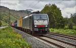 ES 64 F4-280 (E189-280) von MRCE ist am 07.09.2017 mit einen Containerzug in Richtung Norden bei Gambach unterwegs.