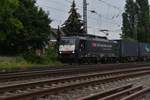 Bei der Einfahrt in Rheydt Hbf kommt die 189 112 mit einem Kastelzug aus Odenkirchen vors Objektiv. Dienstag den 19.6.2018


