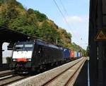 SIEMENS E-LOK ES64 F4-111 MIT CONTAINER-GÜTERZUG IM BAHNHOF ROLANDSECK  Mit einem Container-Güterzug rauscht hier SIEMENS ES64,eine Variante der  EURO-SPRINTER-Familie,am 28.8.2018 durch den
