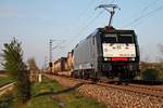 Mit einem Containerzug fuhr am 07.04.2017 die MRCE/SBBCI ES 64 F4-990 (189 090-4) durch die letzten Sonnenstraheln des Tag es bei Hügelheim in Richtung Schweizer Grenze.