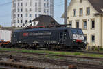 Lok 189 102-7 durchfährt den Bahnhof Pratteln.