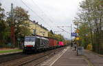 189 207 von MRCE kommt mit einem Containerzug aus Süden nach Norden und kommt aus Richtung Koblenz und fährt durch Bonn-Oberkassel in Richtung Köln-Gremberg.