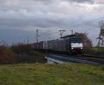 Feierabendbild aus Allerheiligen von der K33 Brücke mit der 189 207 vom 30.11.2018, die mit einem Kastelzug aus Richtung Köln kommend gen Neuss fährt.