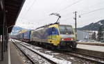 Die 189 912  Moving Europe  durchfährt mit einem KLV-Zug Richtung München den Bahnhof Schwaz, 21.12.2018.