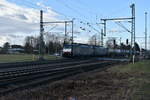 Mit einer Schwesterlok und einem Klv kommt die MRCE 189 995 ebenfalls am BÜ Mittelstraße vor mein Objektiv gefahren am Samstag den 22.12.2018