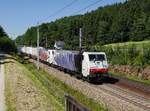 Die 189 914 und die 189 918 mit einem umgeleiteten KLV-Zug am 07.06.2019 unterwegs bei Wernstein