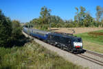 189 986 mit einem Sonderzug am 03.10.2013 bei Langenisarhofen.