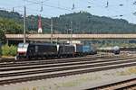 Am Mittag des 02.07.2018 steht MRCE/LM ES 64 F4-027 (189 927-7) zusammen mit MRCE/LM ES 64 F4-104 (189 104-3) und einem KLV, welcher zuvor von einer DB 185er gebracht wurde, im Bahnhof von Kufstein
