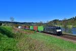 189 287 mit einem Containerzug am 19.04.2019 bei Sandbach.