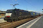 Ecco Rail 189 280 schleppt der LKW Walterzug durch Straubing am 20 Februar 2020.