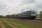 Am Mittag des 19.05.2019 fuhr MRCE/SBBCI ES 64 F4-282 (189 282-7)  SBB Cargo International  mit einem langen Containerzug nach Rotterdam bei Hügelheim über die Rheintalbahn in Richtung