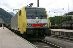 94800189930-1 wartet mit einem KLV-Zug auf Gleis 1 im Bahnhof Kufstein auf die Weiterfahrt nach Mnchen.