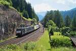 Besonders interessant war am 10.07.2020 auf der Brennerbahn dieser leere Autozug, denn er wurde von sage und schreibe 3 Loks angeführt, obwohl er leer den Berg hinunterrollte. Dieses Gespann bestand auch noch einheitlich aus 189ern, die sich in  Bienenfarben  präsentierten. An erster Stelle dieser Komposition, die kurz vor 13 Uhr um die Fotokurve von Gries am Brenner bog, stand die schwarze 189 932.