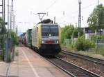 E 189 999 Fm fhrt mit einem Wechselauflieger GZ durch den Bahnhof Blankenloch 4.5.07