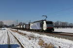 189 907 mit einem  KLV  aus München kommend am 24. Januar 2022 bei Übersee am Chiemsee.