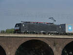 Die Elektrolokomotive ES64F4-213 befuhr im August 2022 die Duisburg-Hochfelder Eisenbahnbrücke.