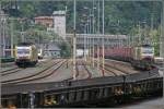 Lomo Bahnhof Kufstein: Whrend E189 901RT und E189 931RT mit dem DGS 43243  WINNER-EXPRESS , von Wuppertal Langerfeld nach Verona, in den Bahnhof einfahren, macht sich ES64U2-041  KNORR-EXPRESS  als