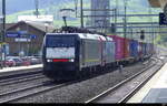 Beacon - Loks 91 80 189 989-7 + 91 80 6 193 462 vor Güterzug bei der durchfahrt im Bhf.