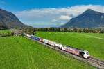 Der KLV-Zug DGS 43119 nach Verona Q.E. wurde am 15. Oktober 2025 von der 189 918 bespannt. Bei Niederaudorf im Inntal konnte ich die Lokomotion-Leistung vor dem Kranzhorn im herbstlich eingefärbten Inntal fotografieren.