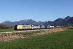 189 902 und 6193 146 von  LOKOMOTION  mit einem  KLV  aus Salzburg kommend am 8. April 2026 bei Bernau am Chiemsee.
