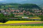 Schweiz - Aargau. Das Gelb der Dispolok konkuriert mit dem leuchtenden Gelb des Raps. Der kleine Ort Wallbach im Hintergrund liegt malerisch in der von der Landwirtschaft geprgten Landschaft. 9.5.2008