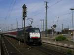 Die MRCE Dispo E 189 092 bernimmt im Dortmunder Hbf. den mit
315 Minuten verspteten CNL 346 aus Warszawa Centralana Poznan,mit Kurswagen CNL 378 Praha ,Praha-Holesovice Decin hl.n,Kurswagen CNL 40483 Koebenhavn H. Padborg auf Gleis 11 und wird diesen Zug in den Betriebsbahnhof bringen,anschlieend wiederzum Stutzgleis wo Sie tagelang einsam steht , zurckkehren.
(24.05.2008) 