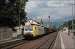 E189 904RT schleppt einen Gterzug durch Kiefersflden Richtung Italien.