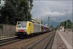 E189 918RT hat einen  Mini-AUDI-Zug  am Haken und durchfhrt den Bahnhof Kiefersflden. (03.07.2008)
