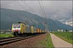 Etwas ungewhnlich im Inntal sind reine Lokomotion/DB SCHENKER Containerzge zum Brenner. E189 908RT und ES64U2-001(?) haben so einen Containerzug am 08.07.2008 am Haken und weden auf der Fahrt zum Brennerpass auf den Chip gebannt. 
