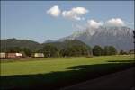 Auf der Fahrt zum Kloster Raisach wurde aus dem Auto herraus eine E189er mit einem KLV-Zug vor dem Kaisergebirge abgelichtet.