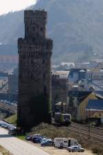 Grenverhltnisse: Die Baureihe 189 (ES 64 F4) mutet wie eine Spielzeuglok gegen den ehemaligen Stadtbefestigungs-Fried von Oberwesel am Rhein.