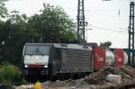 Eigentlich wollt ich etwas anderes fotografieren, aber da schlich sich ES 64 F4 - 991 mit einem Tank-Containerzug durch die Grobaustelle der Bahnsteige in Bensheim Bhf/Bergstrasse.