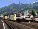 Die ES 64 F4-096 am 27.08.2008 mit einem Containerzug bei der Durchfahrt in Schwyz.