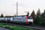 Erst bekam man sie garnicht zu sehen, dann nach einem Standortwechsel nach Zwingenberg gleich eine zweite  Veolia ..
E 189 093 mit einem Tank-Containerzug kurz vor Sonnenuntergang. (Mai 2009). 