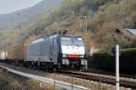 Mit zgiger Geschwindigkeit rollt ES 64 F4-998 mit einem Containerzug Richtung Rdesheim am Rhein. Aufgenommen kurz nach Kaub. (April 2009).