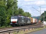 ES 64 F4-999 (189 099) von ERS rast mit einer zweiten abgebgelten 189er und einem langen Containerzug durch Leubsdorf rheinaufwrts.