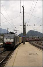 E189 910RT und eine Schwesterlok erreichen mit dem Gegenzug DGS 43136, Verona Q.E. - Wuppertal, den Bahnhof Kufstein.
