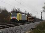 Die ES 64 F4-017 von Lokomotion am 31.10.2009 mit einem Gterzug bei der Durchfahrt in Haar (Mnchen)