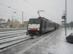 hier ES 64 F4-280 mit einem Kesselwagenzug nach Stendel, bei der Durchfahrt am 9.1.2010 durch Angermnde.