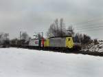 Dei ES 64 F4 014 und 185 665 mit einem KLV Zug am 16.01.2010 unterwegs bei Ostermnchen.
