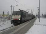 Hier ES64 F4 211 mit einem Kesselwagenzug in Richtung Berlin, bei der Durchfahrt am 22.1.2010 durch Angermnde.