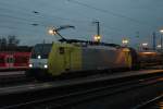 Am 06.12.09 wartet die E 189 205 (ES 64 F4-205) in Gieen auf die Weiterfahrt in richtung Sden,das Signal stand auf Halt.