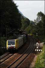 E189 905RT und ein DispoTaurus bringen den Autoteile/Autoganzzug nach Italien. Aufgenommen bei Oberaudorf am 11.08.2009.