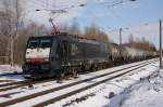 Eine schwarze Schnheit (189 284-3) fhrt mit einem Kesselwagenzug durch Leipzig-Thekla. Fotografiert am 06.03.2010. 